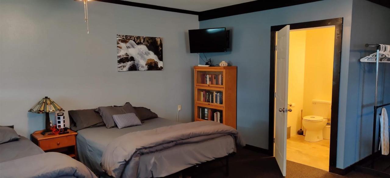 Becker'S Private Studio 2 Queen Beds, 1 Futon With A Great Back Yard! 奥本 外观 照片