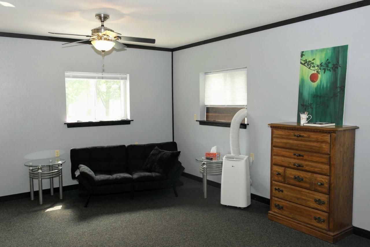 Becker'S Private Studio 2 Queen Beds, 1 Futon With A Great Back Yard! 奥本 外观 照片